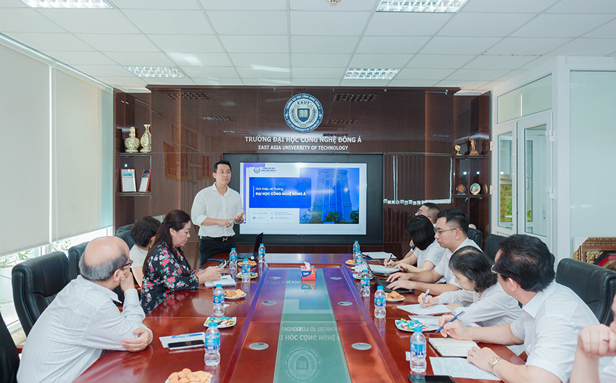 Trường Đại học Công nghệ Đông Á trao đổi hợp tác Công ty CP Bóng đèn Phích nước Rạng Đông